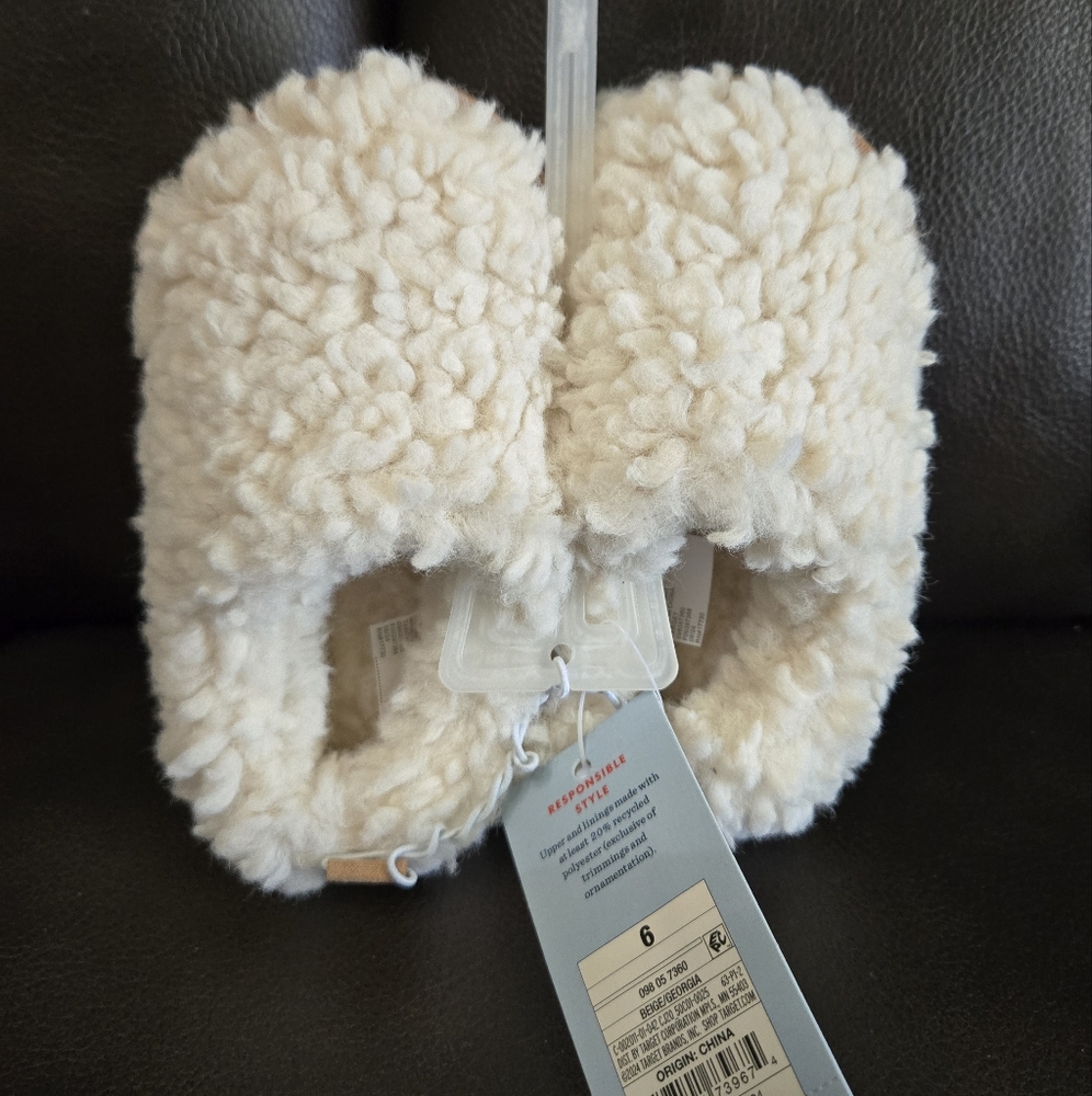 Toddler Unisex Cozy Cream Fuzzy Slippers Size 6